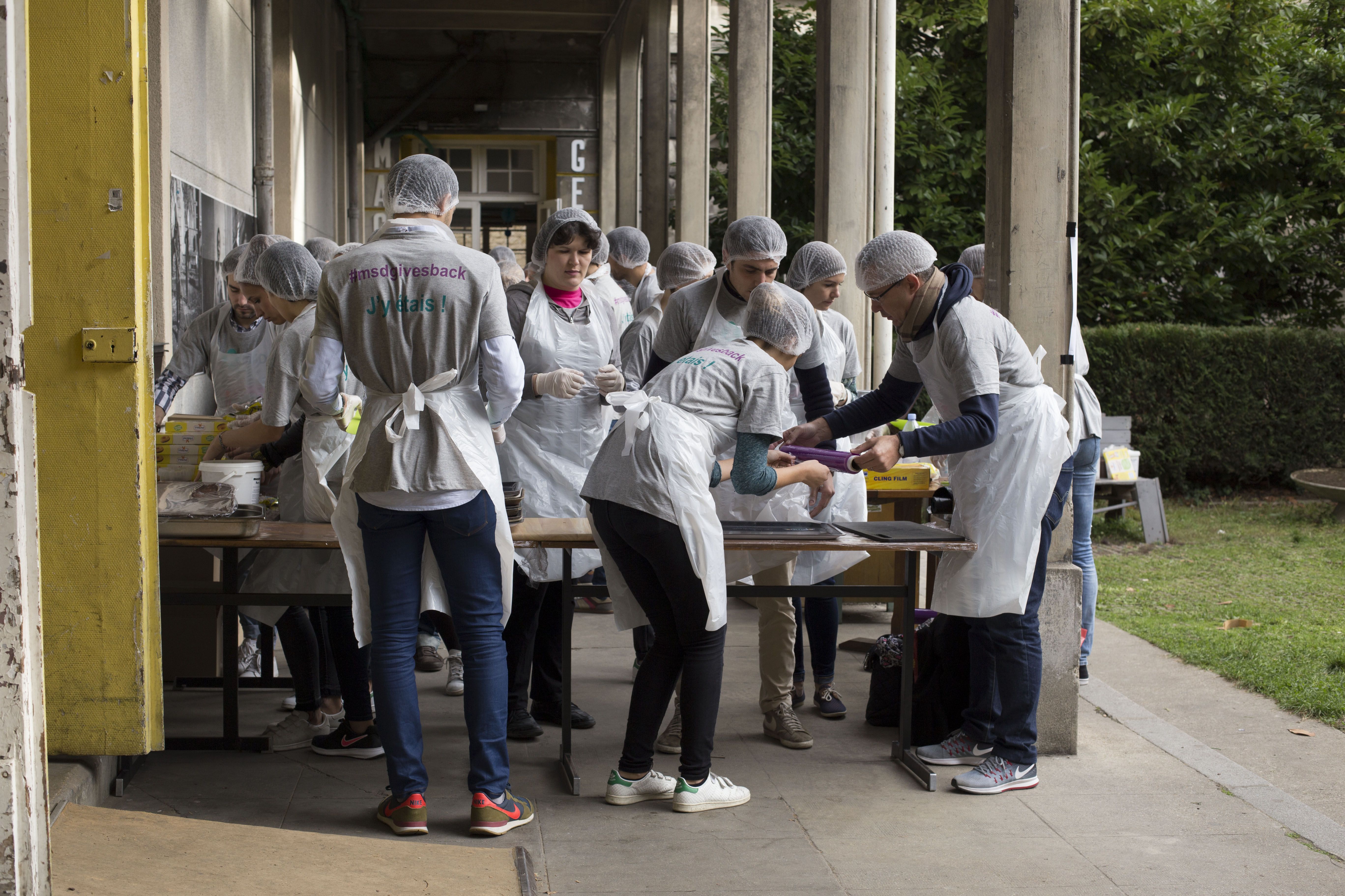 Collaborateurs lors d_une distribution alimentaire