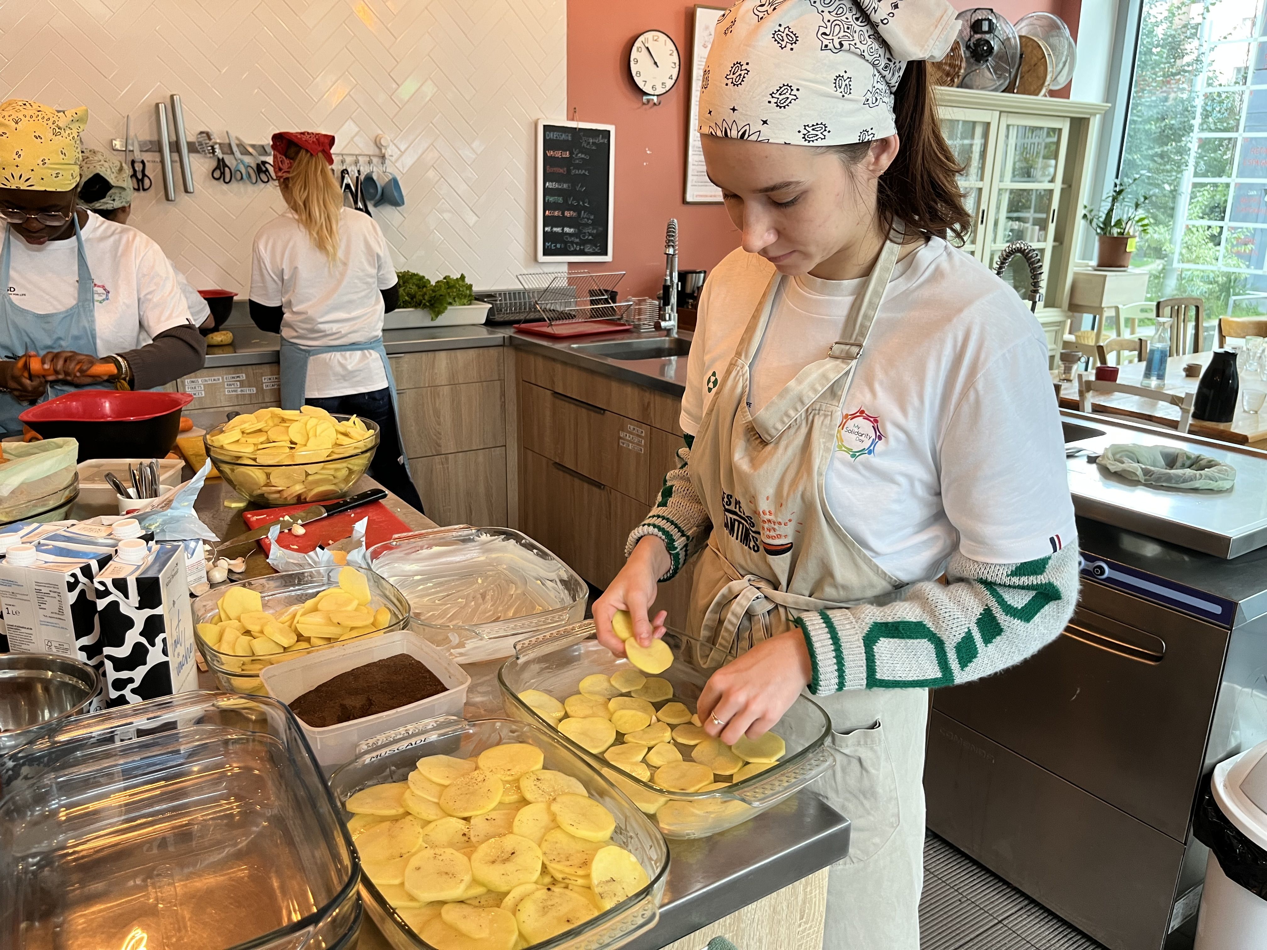 Preparation du dejeuner aux _Petites Cantines_