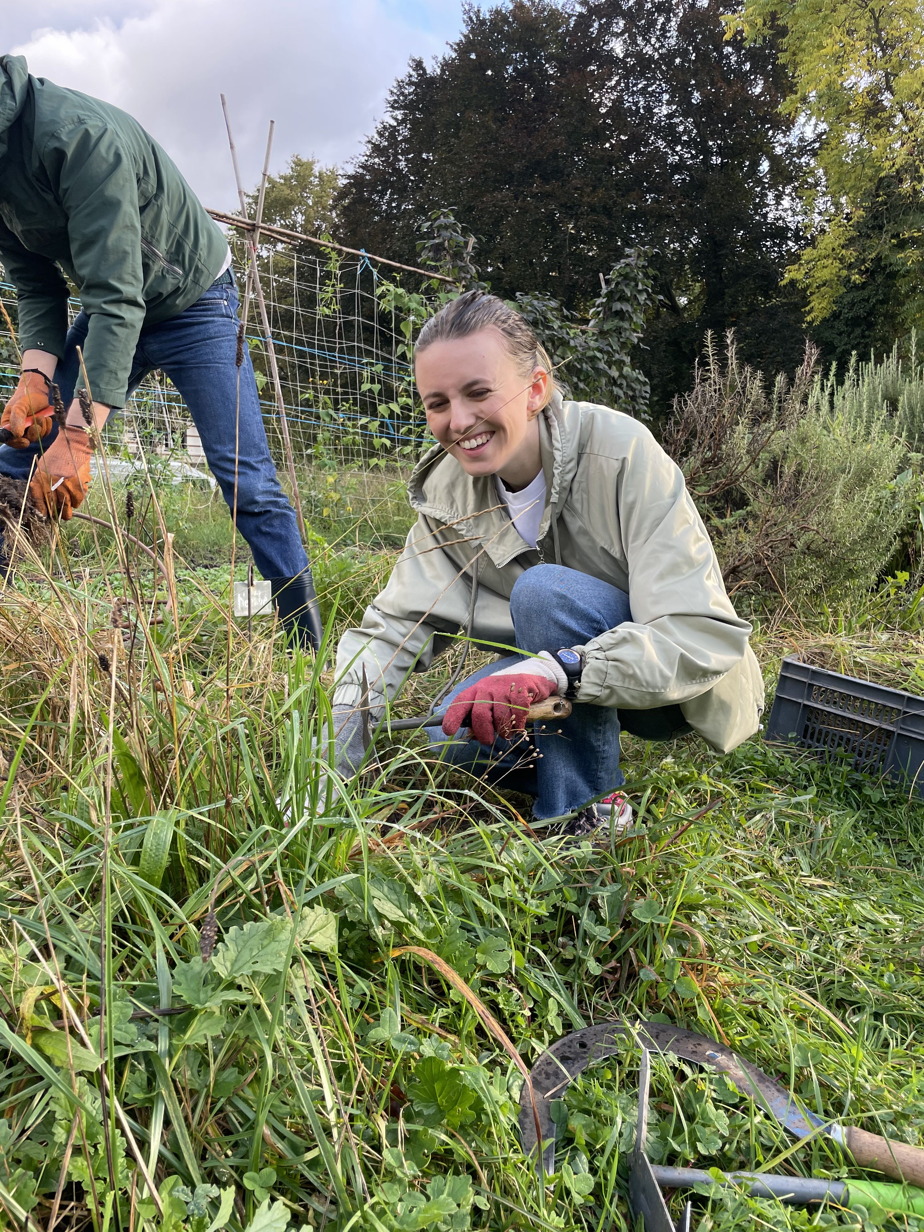 Collaboratrice lors d_une action de jardinage