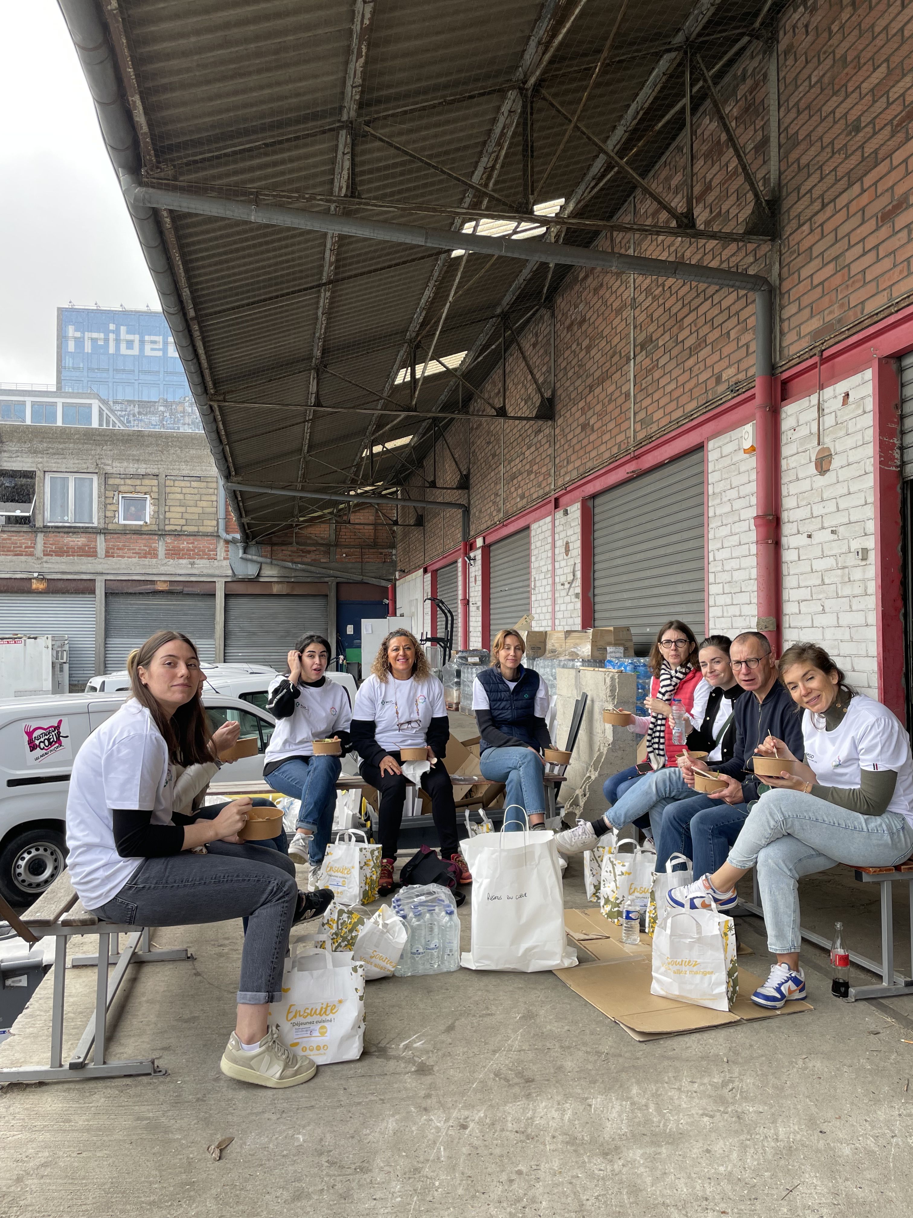 dejeuner de collaborateurs lors d_une journee solidaire