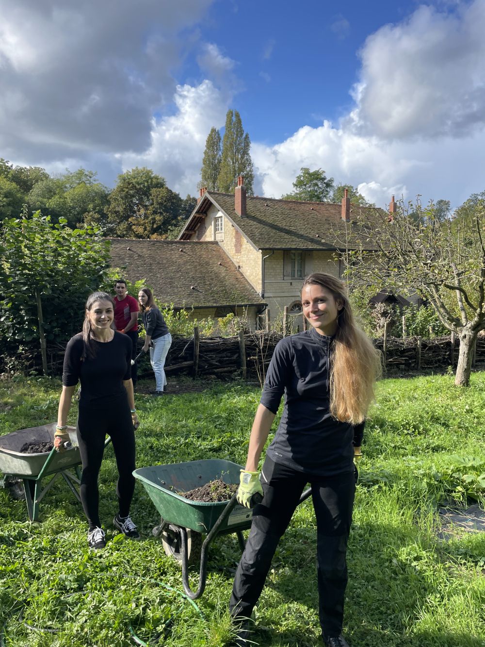 Photo de deux femmes travaillant en extérieur