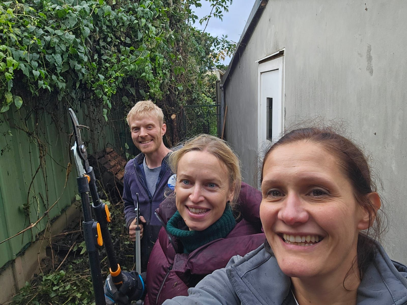 Collaborateurs lors d_une action de jardinage_