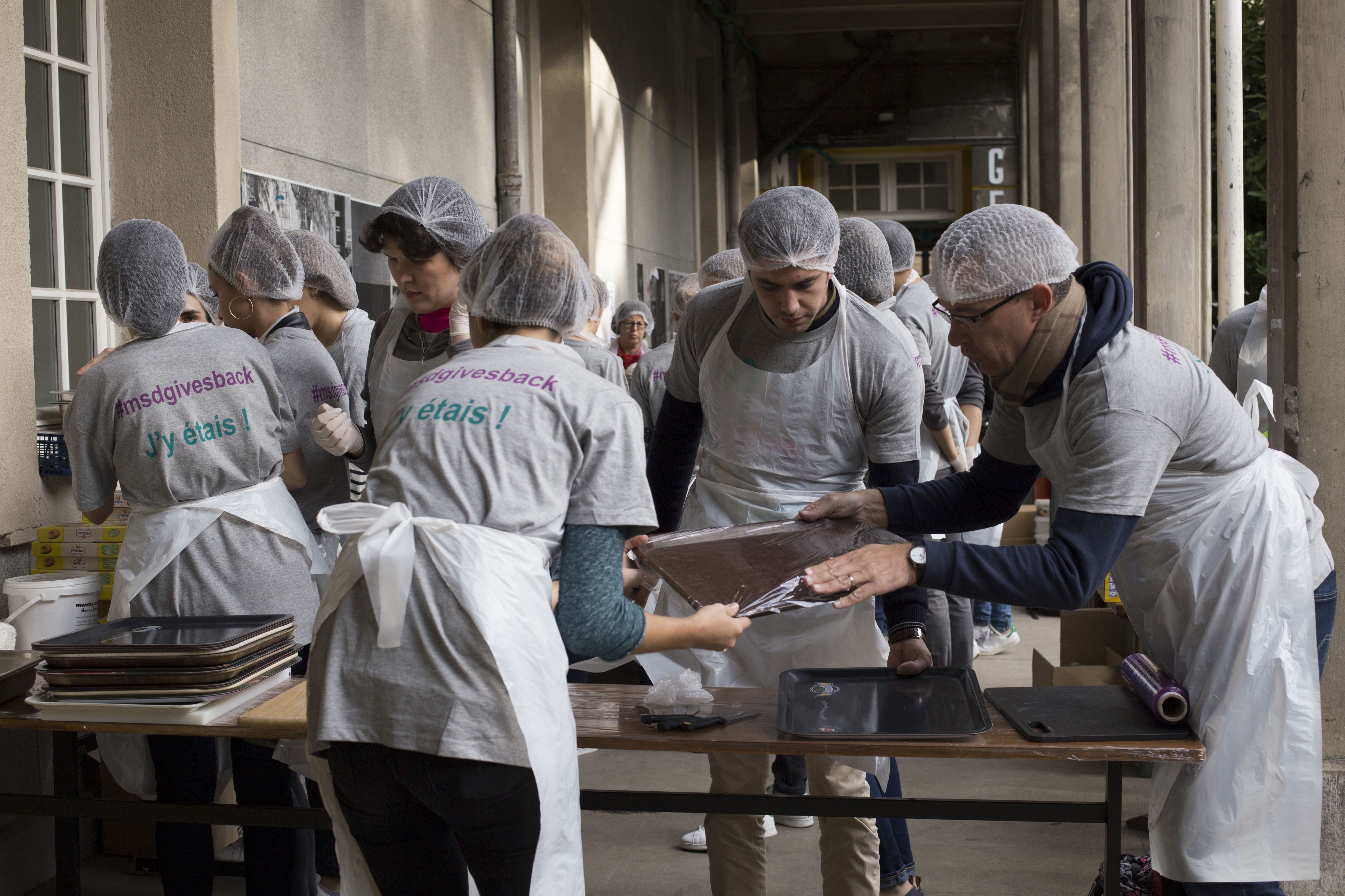 images/galerie_de_l_engagement/Collaborateurs lors d_une distribution alimentaire1.jpg