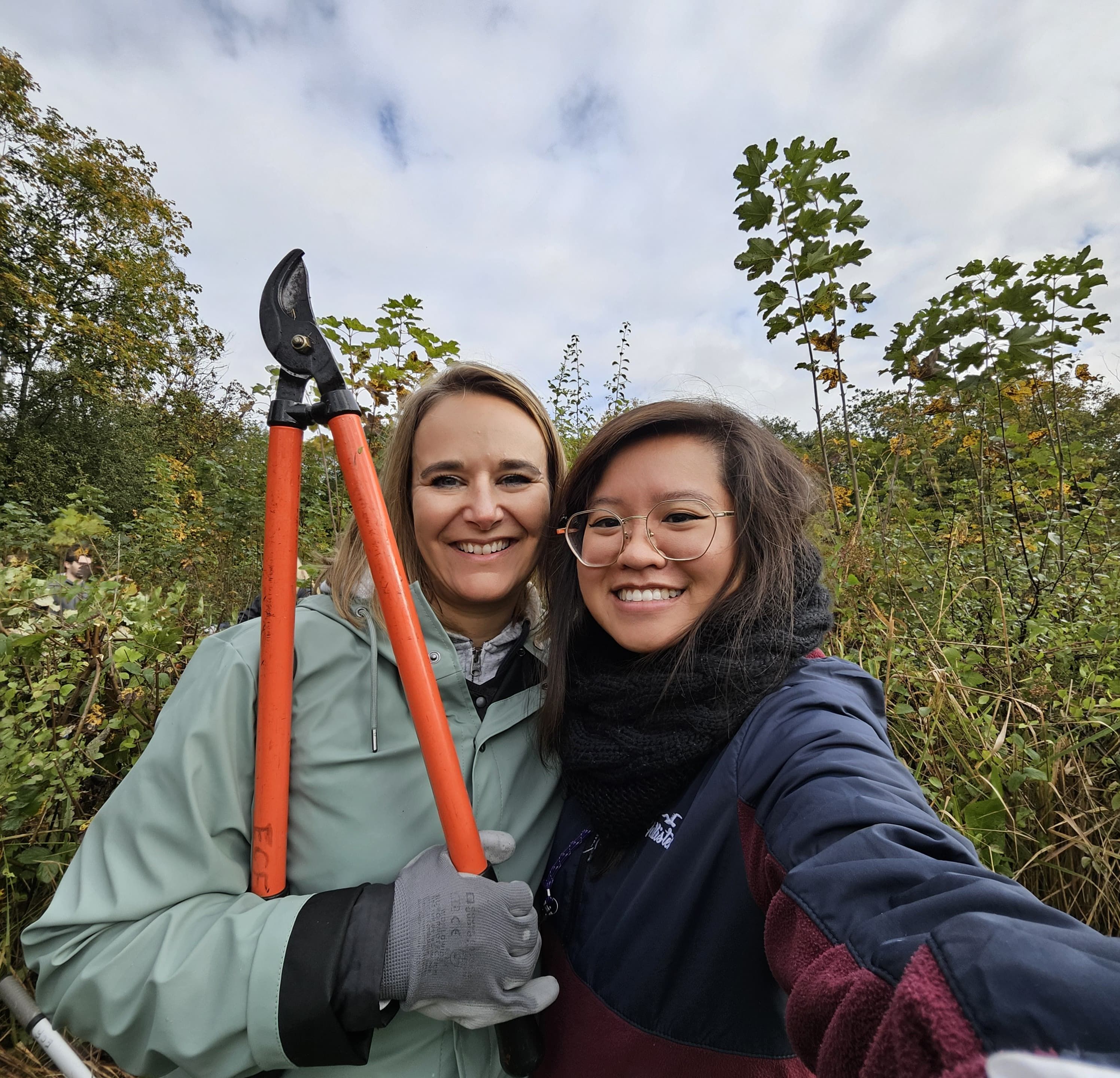 Collaboratrices lors d_une action de jardinage