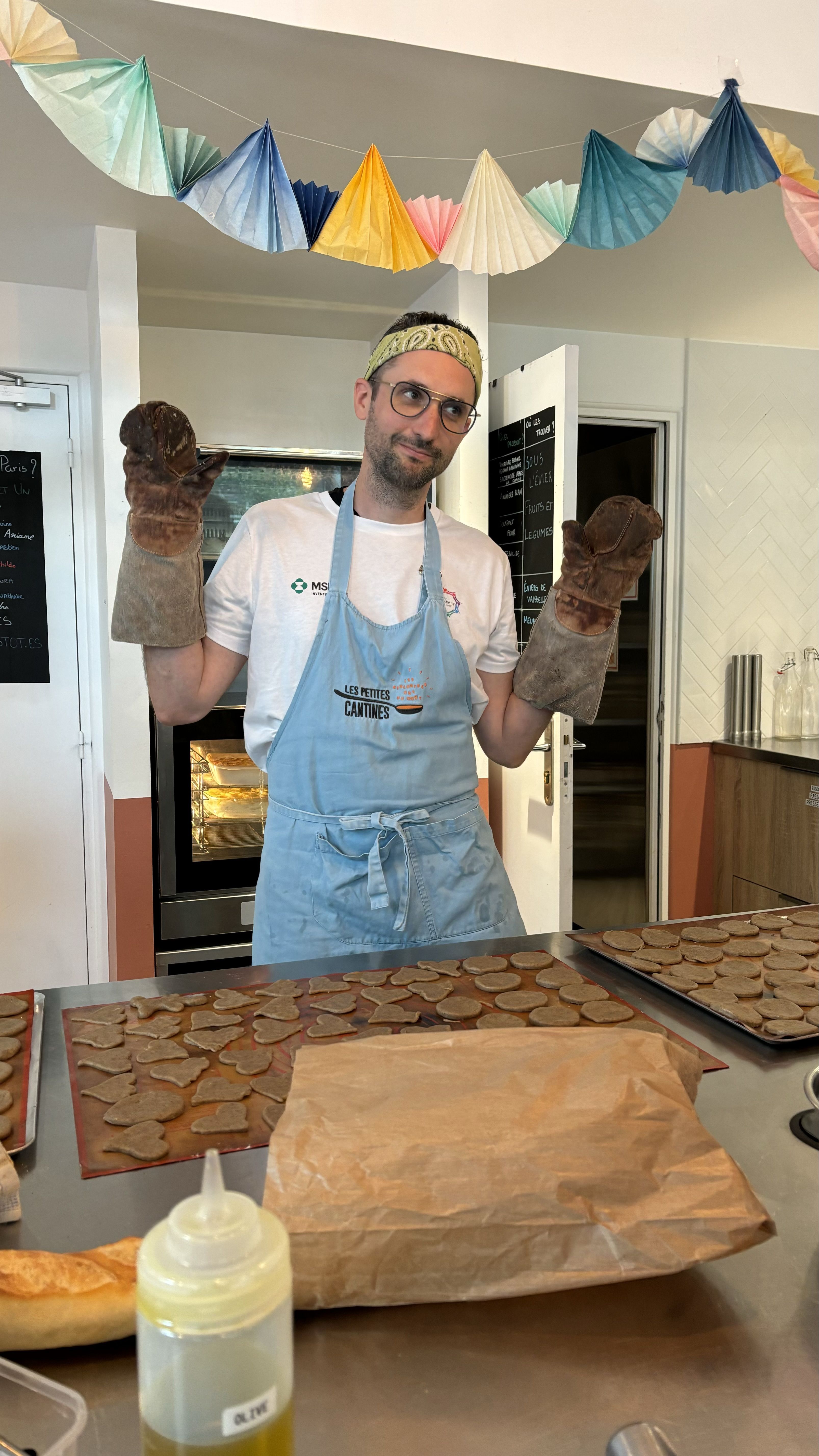 Collaborateur preparant des biscuits